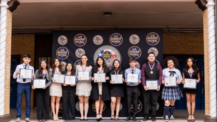 Patrulla Fronteriza reconoce a jóvenes brillantes de Laredo