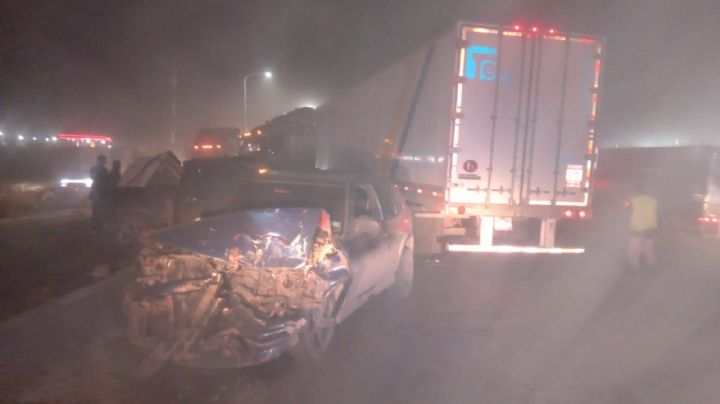 Jovencito se salva de morir en el Segundo Anillo Periférico; chocó contra un tráiler y una Silverado