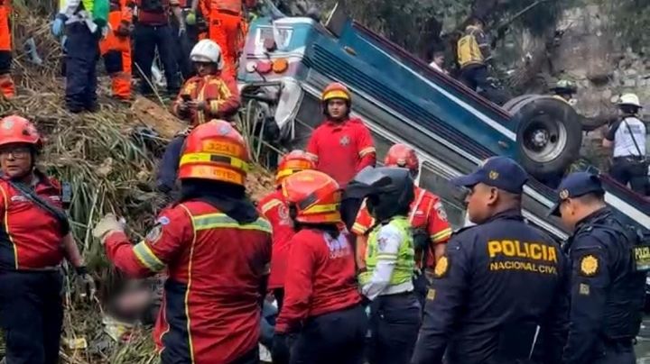 Autobús cae de un puente y mueren 51 pasajeros; se quedó sin frenos