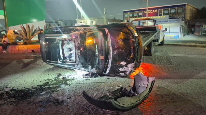 Conductora termina volcada en aparatoso accidente vial en la Colonia La Fe