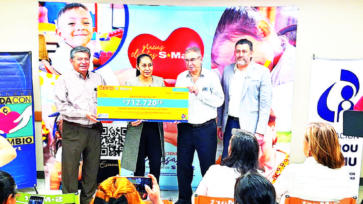 Entregan fondos a Michou y Mau