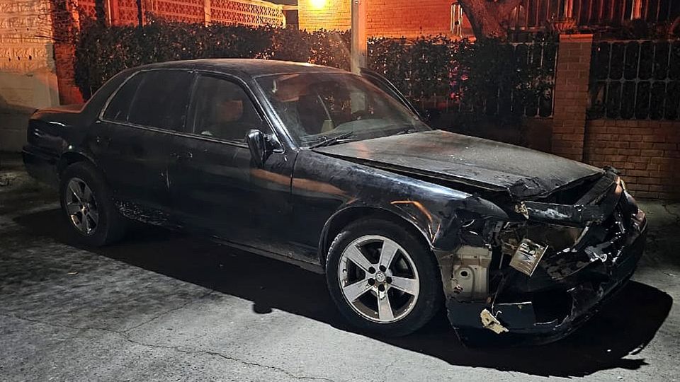 La mujer iba a bordo de un Mercury Grand Marquis negro.