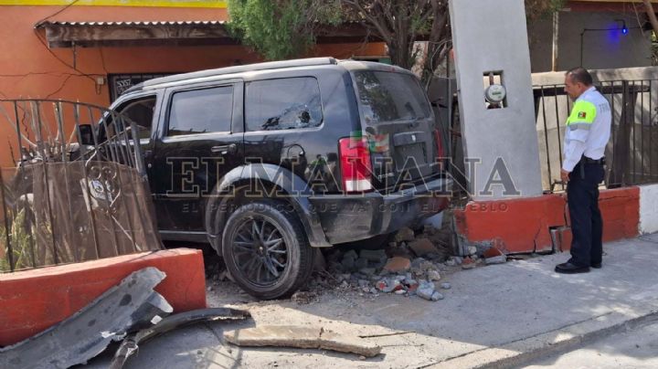 Nuevo Laredo: conductora estrella su camioneta contra casa en la colonia Hidalgo