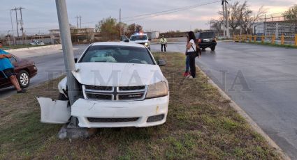 Nuevo Laredo: joven se estrella contra poste de luz en Bulevar Dos Laredos; salvó la vida de milagro