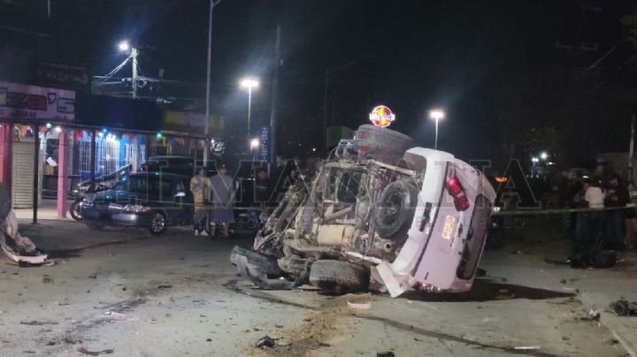 Espectacular choque y volcadura en la colonia Lomas del Río; conductores iban tomados