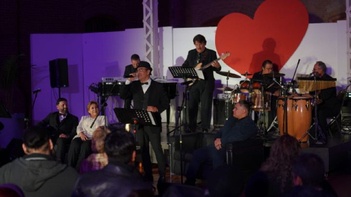 Viven neolaredenses noche romántica en el 'Corazón Acústico'