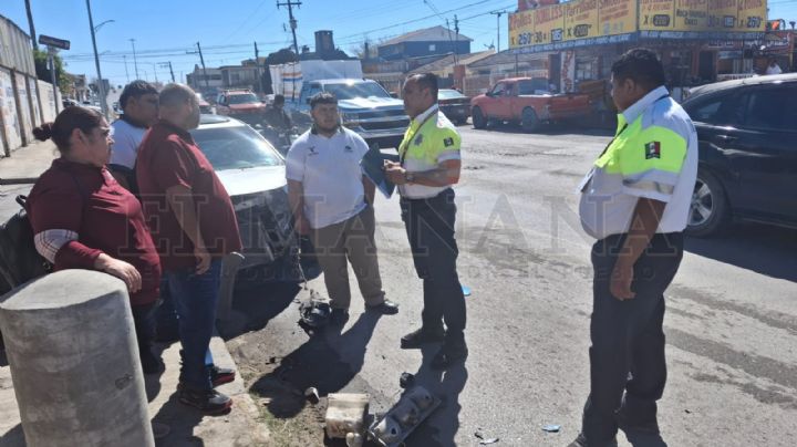 Conductora choca en la Colonia La Fe; otro automovilista le cedió el paso