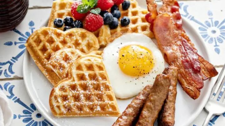 Famoso restaurante de EU anuncia cobro extra por desayunos que usen huevos; este es el motivo