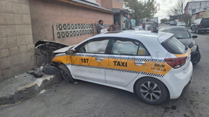 Taxista choca contra barda en la Colonia Palacios; evitó un accidente mayor