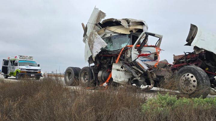 Chofer se salva de morir tras chocar brutalmente con tráiler en la Carretera Nuevo Laredo- Monterrey