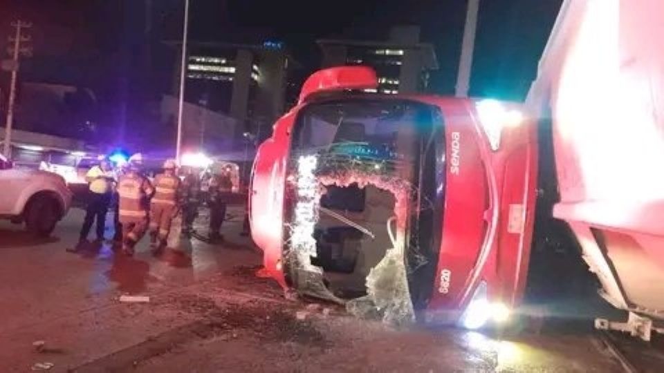 El camión de pasajeros fue impactado por el tren