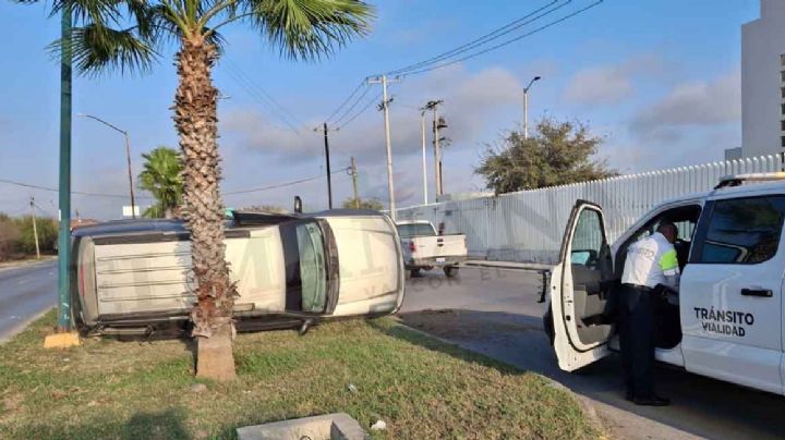 Nuevo Laredo: vuelca camioneta frente a Palacio de Justicia; conductor huye