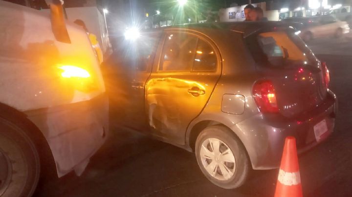 Carro compacto es impactado por tráiler en la avenida César López de Lara