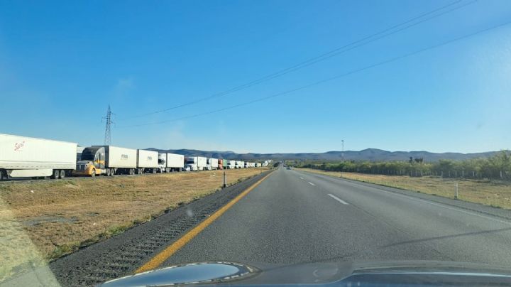 Autopista y Carretera Libre Nuevo Laredo-Monterrey colapsan por accidentes de tráileres | VIDEOS