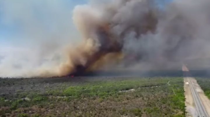 Incendio en la autopista Monterrey-Nuevo Laredo; humo en Mamulique dificulta la visibilidad | VIDEO