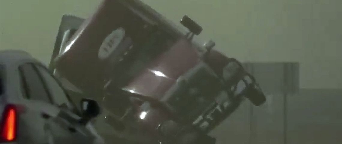 Tráileres fueron volcados por los fuertes vientos en Texas | VIDEO