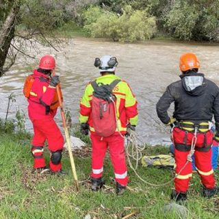 Madre ve a su hijo caer al río y desesperada se lanza por él; la corriente se lleva a los dos