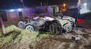 Volcadura de película en Carretera Aeropuerto; amigos se debaten entre la vida y la muerte