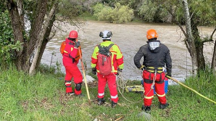 Madre ve a su hijo caer al río y desesperada se lanza por él; la corriente se lleva a los dos