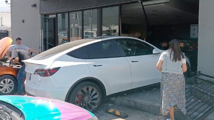 'Confundí los pedales': abuelito destroza con su Tesla Model 3 fachada de un Starbucks en Monterrey