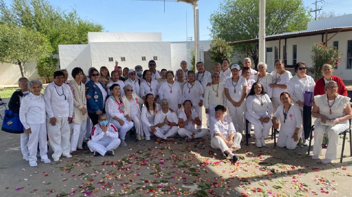 Abuelitos celebran la llegada de la primavera con clase de yoga