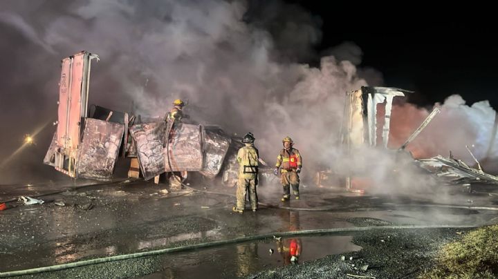 Operador muere calcinado sobre el cofre de su tráiler; choca con otro en la Monterrey-Saltillo | VIDEO