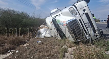 Chofer se salva de morir tras volcar en su tráiler en la carretera a Piedras Negras en Nuevo Laredo