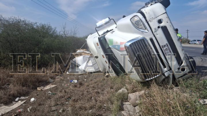 Chofer se salva de morir tras volcar en su tráiler en la carretera a Piedras Negras en Nuevo Laredo