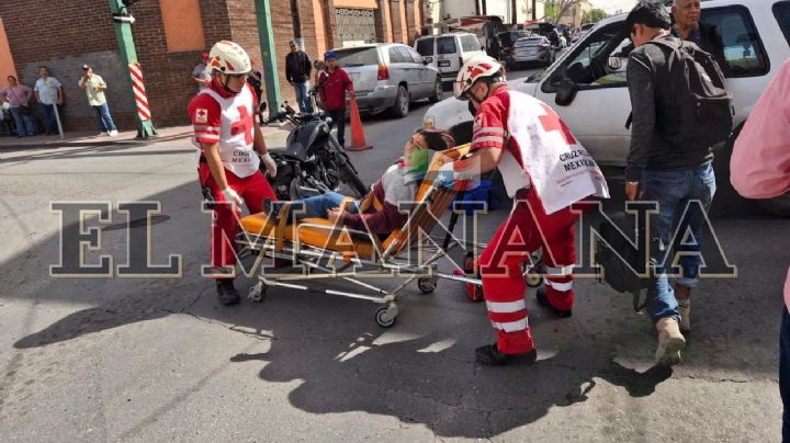 Pareja en moto se estrella con camioneta de abuelito en el centro de Nuevo Laredo; quedaron heridos