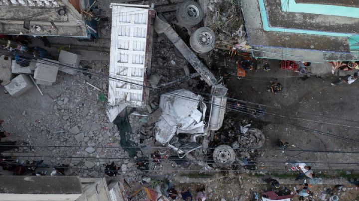Tráiler se queda sin frenos y destroza domicilios; transportaba bloques de concreto | VIDEO