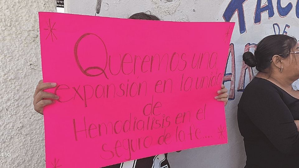 Pacientes renales y familiares piden ayuda.