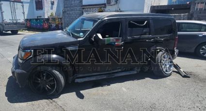 Nuevo Laredo: joven sufre choque y se impacta contra poste; su auto quedó muy dañado