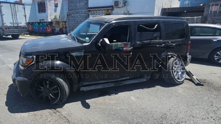 Nuevo Laredo: joven sufre choque y se impacta contra poste; su auto quedó muy dañado