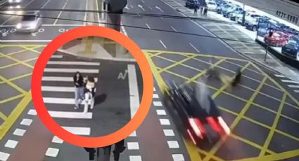 Auto cruza en rojo y mata a dos jóvenes que solo caminaban por la calle | VIDEO