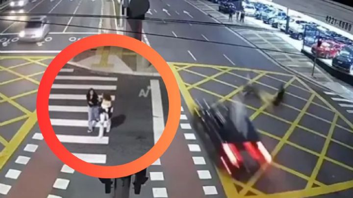 Auto cruza en rojo y mata a dos jóvenes que solo caminaban por la calle | VIDEO