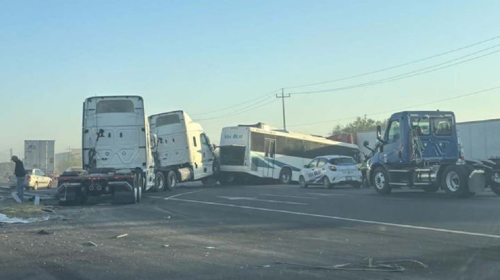 Horrible accidente bloquea carretera hacia Nuevo Laredo; reportan largas filas de tráfico