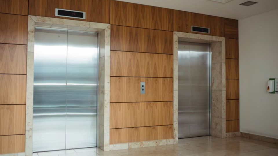 La mujer falleció al caer por el cubo del elevador