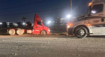 Chocan dos tráileres en el Camino a la Minas; uno de ellos queda dentro de un canal lateral