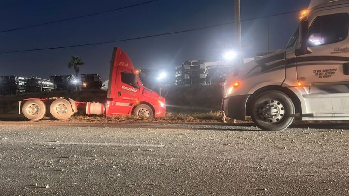 Chocan dos tráileres en el Camino a la Minas; uno de ellos queda dentro de un canal lateral