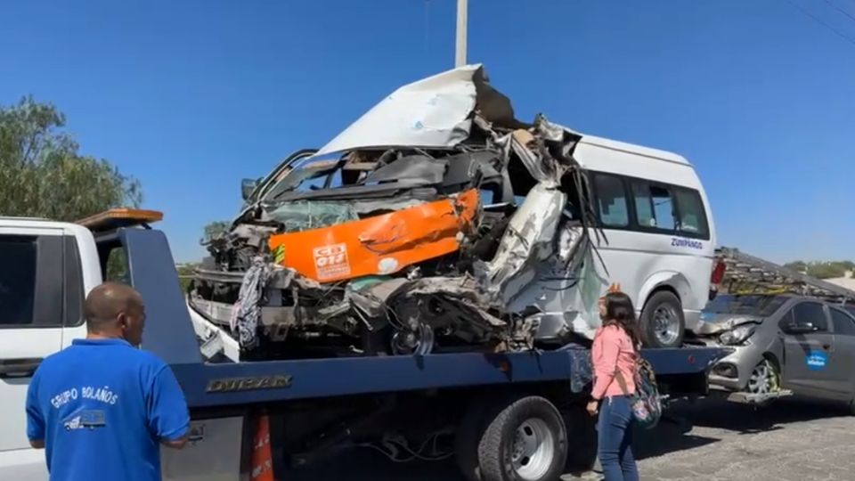 La fuerza del impacto dejó completamente destrozada la unidad en la parte delantera