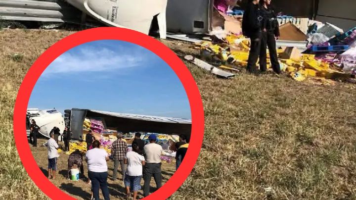 Tráiler que transportaba alimento para perros sufre aparatosa volcadura; la rapiña no perdonó