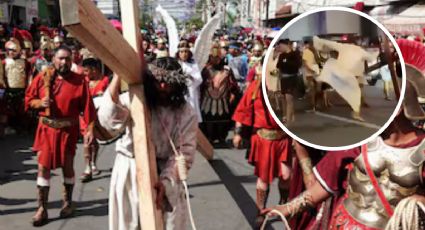 Actor que interpretaba a Jesús lanza tremenda patada; joven lo estaba molestando | VIDEO