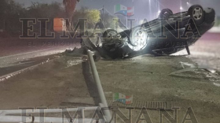 Choca con poste de luz y vuelca en Carretera Aeropuerto; conductor abandona su auto
