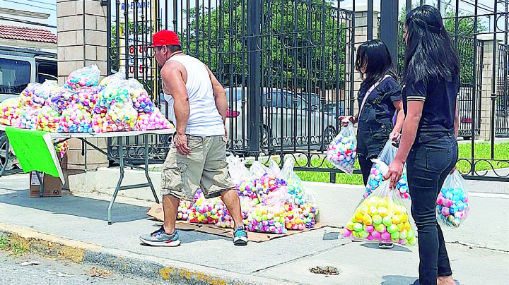 Llenan Nuevo Laredo de color los cascarones de Pascua