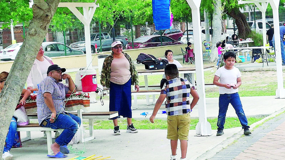 Las familias se divirtieron en grande y los pequeños rompieron piñatas alusivas a la Pascua.
