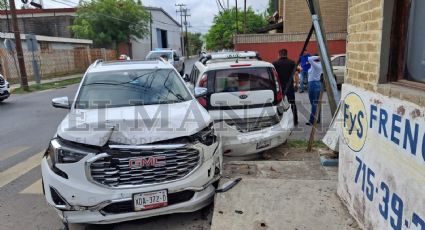 Nuevo Laredo: mujeres protagonizan fuerte choque en avenida Juárez; dañaron un poste público