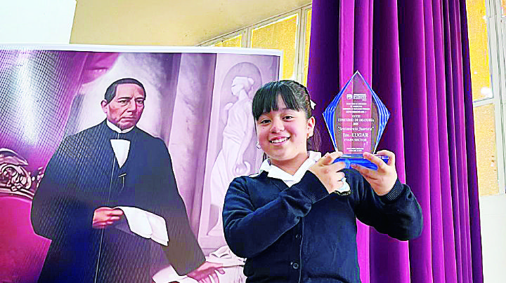 Alexa Naomi Araujo es la mejor oradora en Sentimiento Juarista