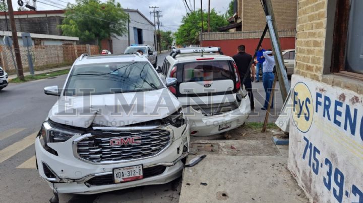 Nuevo Laredo: mujeres protagonizan fuerte choque en avenida Juárez; dañaron un poste público