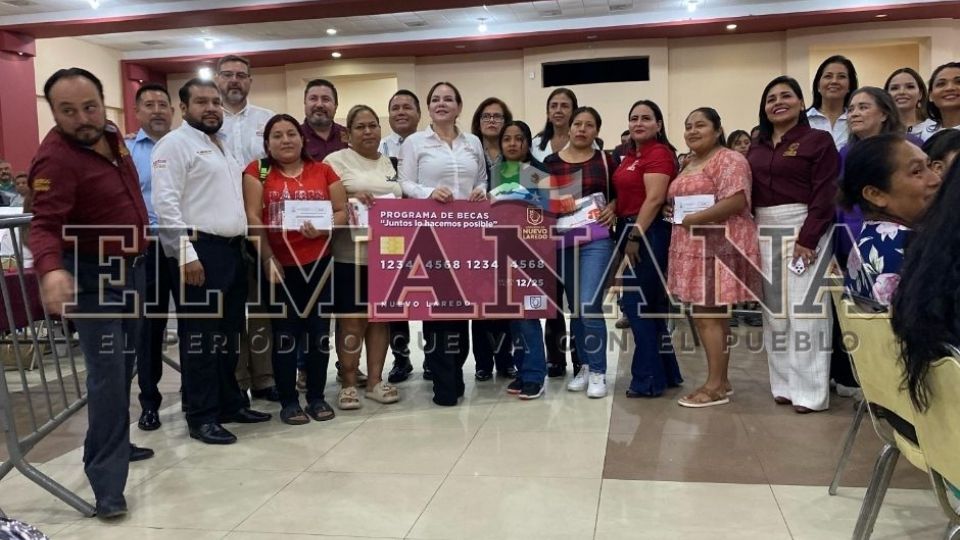 La alcaldesa Carmen Lilia Canturosas presenta en la entrega de becas.