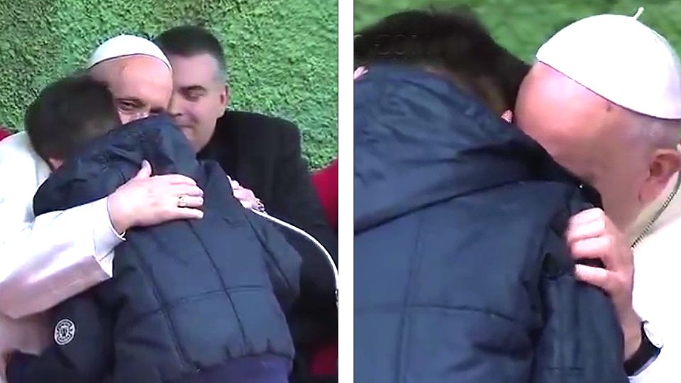 El papa Francisco consoló el llanto de un pequeño.
